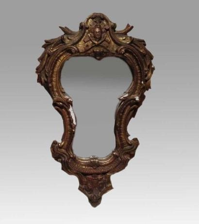 MIROIR ovale en bois et stuc doré à décor...