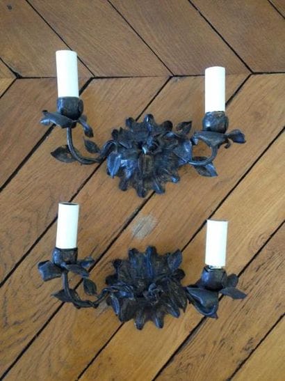 PAIRE D'APPLIQUES en fer à deux bras de lumière...
