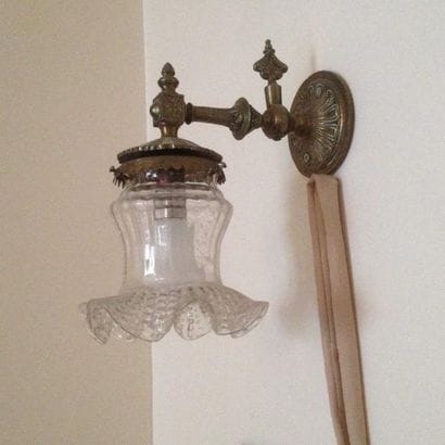 APPLIQUE à une lumière et une paire d'appliques...