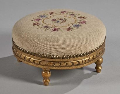 TABOURET de pieds en bois doré mouluré et...