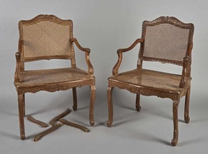 Paire de FAUTEUILS en bois sculpté de feuillages,...
