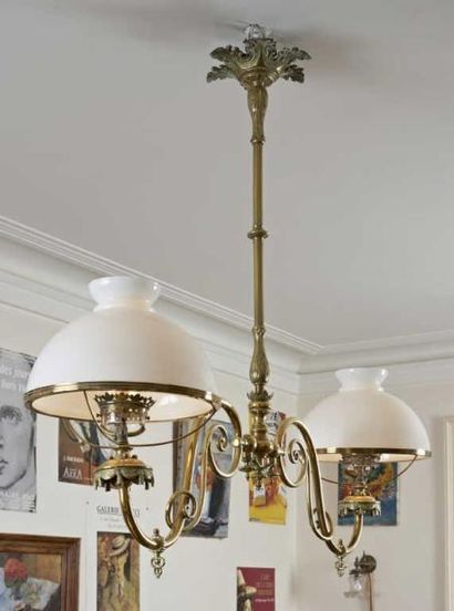 LAMPE de billard en laiton doré à deux lumières...