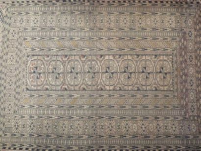 TAPIS russe en laine à fond beige à décor...