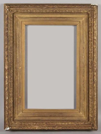 CADRE en bois et stuc doré. 81 x 115 cm