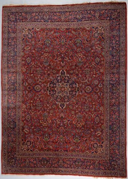 TAPIS KECHAN à fond rouge, rosace centrale...