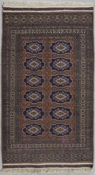 TAPIS BOUKKARA, à décor de carrelages bleus,...