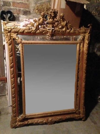 GRAND MIROIR à parecloses en bois et stuc...