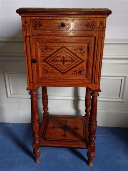 TABLE DE CHEVET quadrangulaire en placage...
