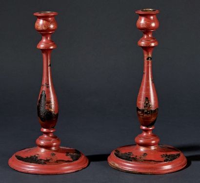 PAIRE DE FLAMBEAUX en laque rouge décorée...
