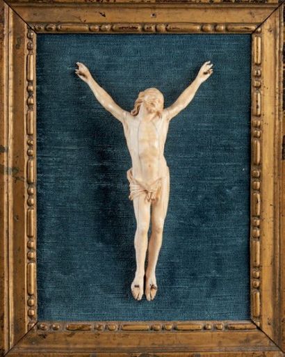 CHRIST en ivoire sculpté, la tête penchée...