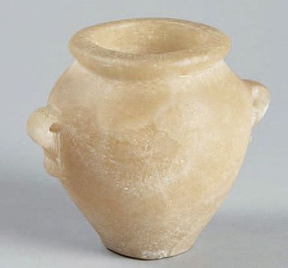 EGYPTE
Vase ovoïde à deux passants en albâtre....