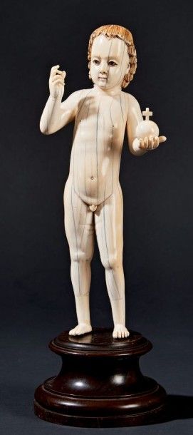 STATUETTE en ivoire sculpté représentant...
