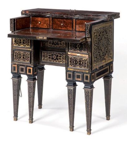 BUREAU Mazarin le plateau finement marqueté...