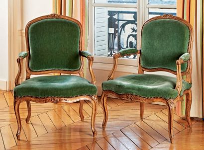 PAIRE DE FAUTEUILS en bois naturel à dossier...