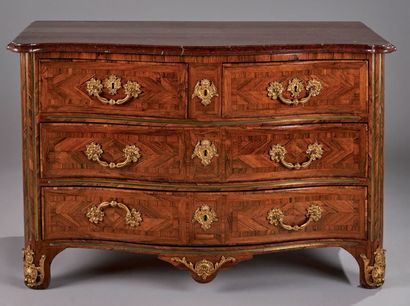 COMMODE en placage de palissandre marqueté...