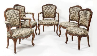 MOBILIER de salon en noyer comprenant trois...