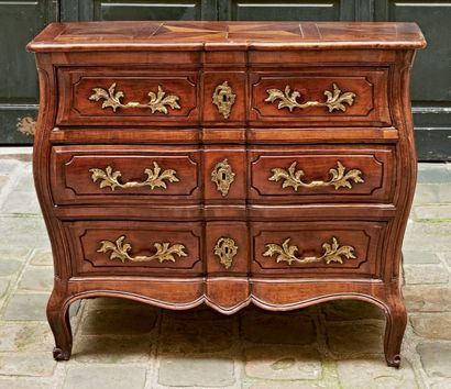 COMMODE tombeau en acajou massif, ouvrant...