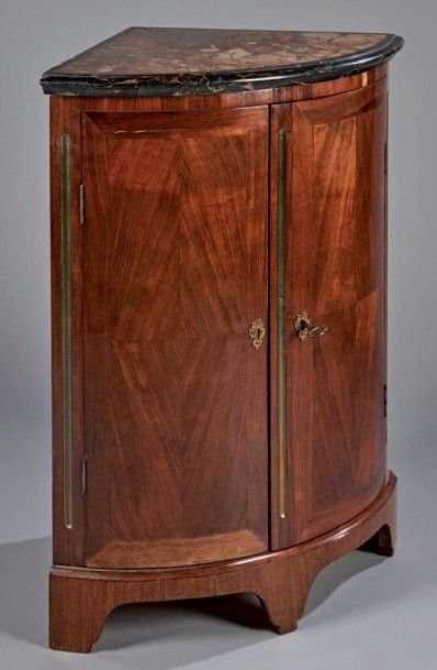 ENCOIGNURE à façade cintrée ouvrant à deux...