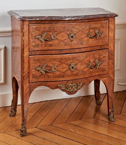 PETITE COMMODE à façade légèrement cintrée...