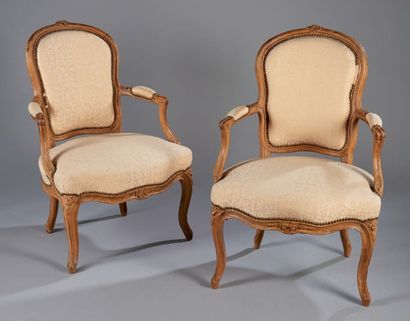 PAIRE DE FAUTEUILS cabriolet en bois naturel...