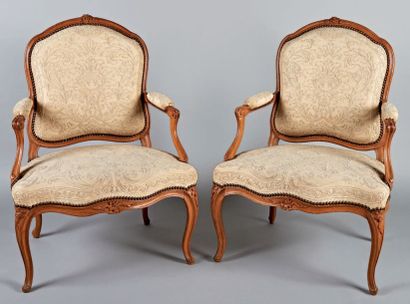 PAIRE DE FAUTEUILS en bois naturel à dossier...