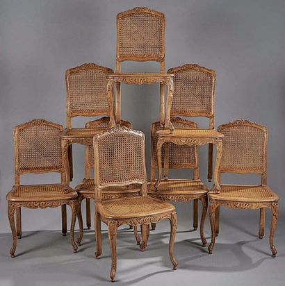 SUITE DE HUIT CHAISES en bois naturel sculpté...