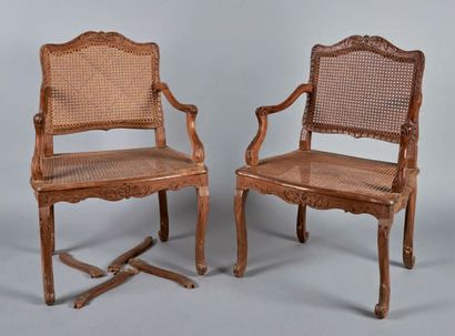 Paire de FAUTEUILS en bois sculpté de feuillages,...