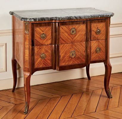 COMMODE à ressaut, marquetée en feuille dans...