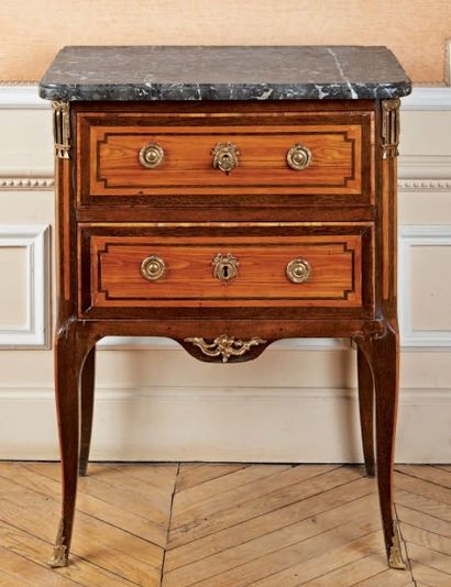 PETITE COMMODE marquetée en fil de bois de...