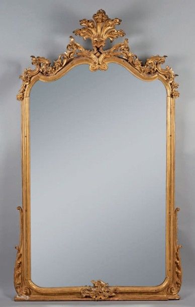 MIROIR DE TRUMEAU en bois redoré à fronton...