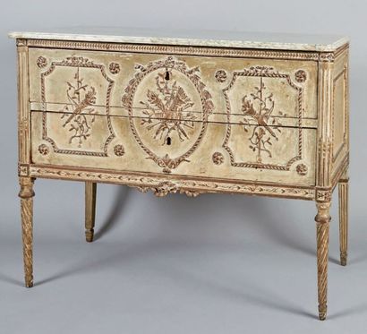 COMMODE en bois laqué crème, la façade ouvre...