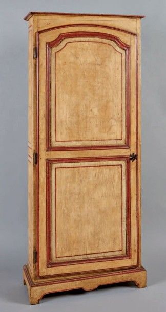 ARMOIRE étroite en bois laqué beige à rechampis...