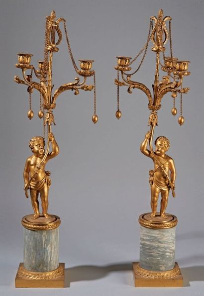 PAIRE DE CANDELABRES à trois lumières, soutenus...