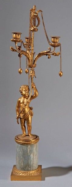 PAIRE DE CANDELABRES à trois lumières, soutenus...