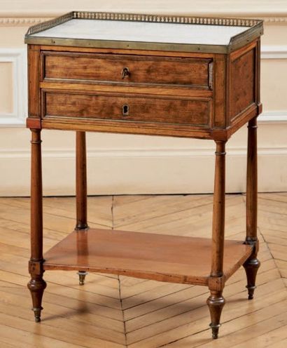 PETITE TABLE CHIFFONNIÈRE en placage d'acajou...
