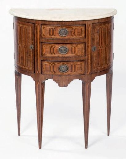 PETITE COMMODE demi-lune ouvrant à trois...