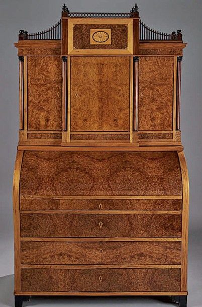 IMPORTANTE COMMODE SCRIBAN en placage d'érable...