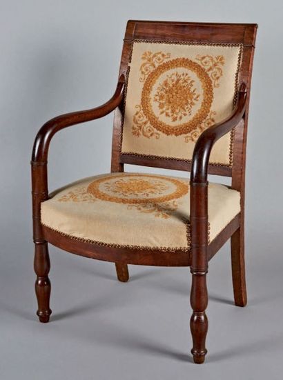 FAUTEUIL en acajou à dossier rectangulaire...