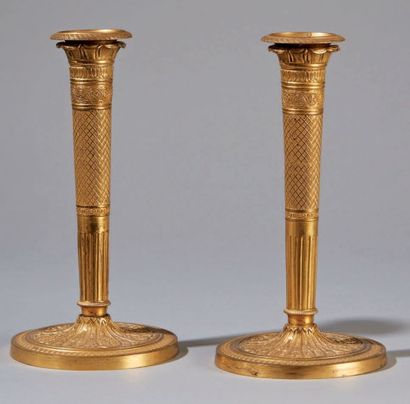 PAIRE DE FLAMBEAUX en bronze doré à fût tronconique...