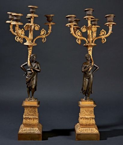 PAIRE DE CANDELABRES à cinq lumières posant...