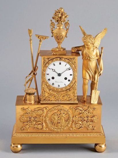PENDULE en bronze doré représentant un amour...