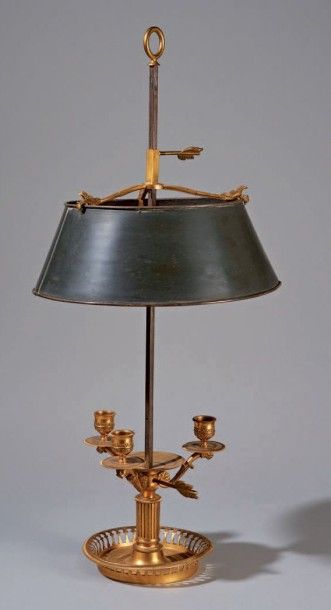 LAMPE BOUILLOTTE à trois lumières sur une...
