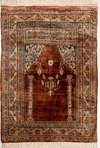 TAPIS TABRIZ de prière en soie à Mihrab,...