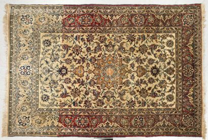 TAPIS ISPAHAN en laine et soie à décor d'une...