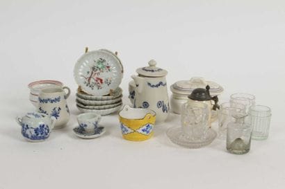 ENSEMBLE d'éléments de dinette.