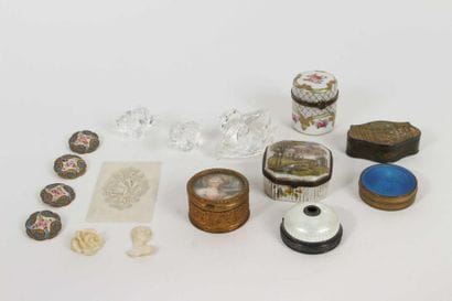 ENSEMBLE d'objets de vitrine.