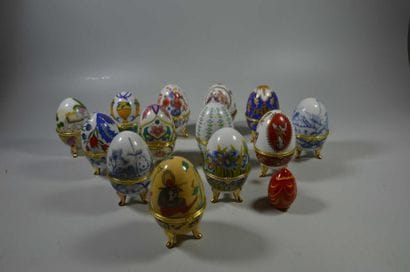 ENSEMBLE de treize oeufs formant boite en...