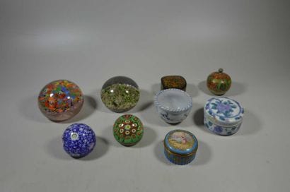 ENSEMBLE de quatre boules presse papier en...