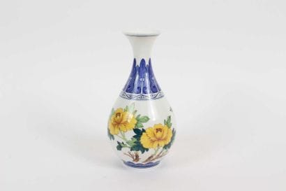 CHINE
Petit vase balustre à décor de fleurs...