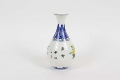 CHINE
Petit vase balustre à décor de fleurs...